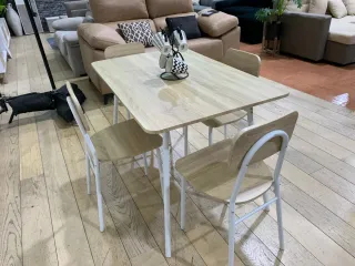 Mesa de comedor con 4 sillas