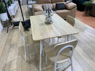 Mesa de comedor con 4 sillas