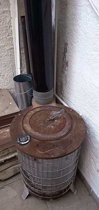 Estufa de leña metálica