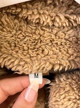 Chaqueta peluche beige cremallera bolsillos