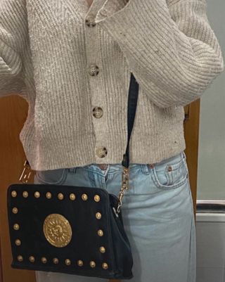 Bolso Korea negro con detalles dorados