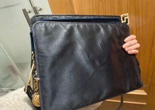 Bolso Korea negro con detalles dorados