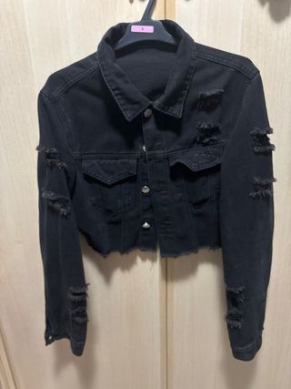 Chaqueta tejana corta negra con roturas