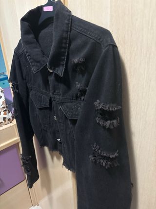 Chaqueta tejana corta negra con roturas