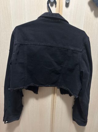 Chaqueta tejana corta negra con roturas