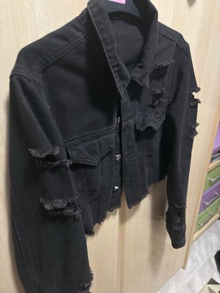 Chaqueta tejana corta negra con roturas