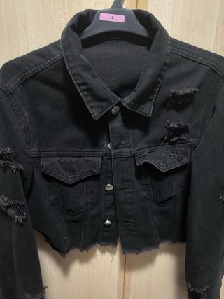 Chaqueta tejana corta negra con roturas