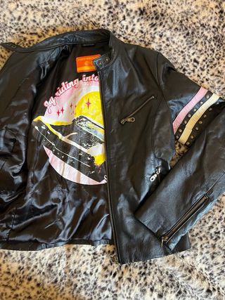 Chaqueta de cuero negra y rosa
