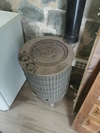 Estufa de leña metálica