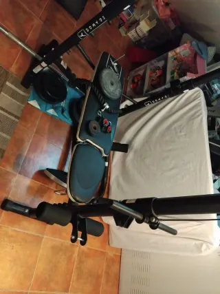 Banco de pesas completo con pesas y 2 barras