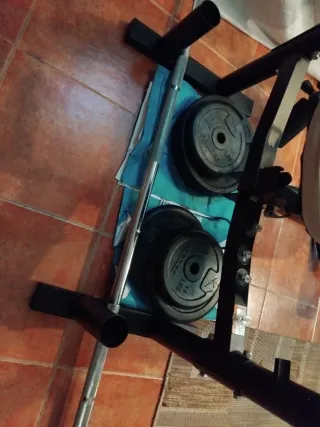 Banco de pesas completo con pesas y 2 barras