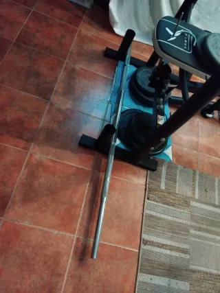 Banco de pesas completo con pesas y 2 barras