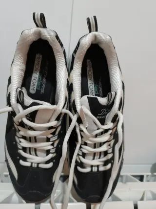 Zapatillas Skechers Negras y Blancas