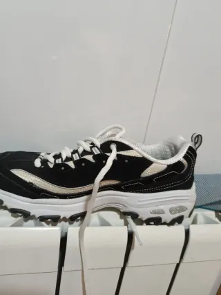 Zapatillas Skechers Negras y Blancas