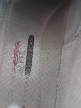 Zapatillas Skechers Negras y Blancas