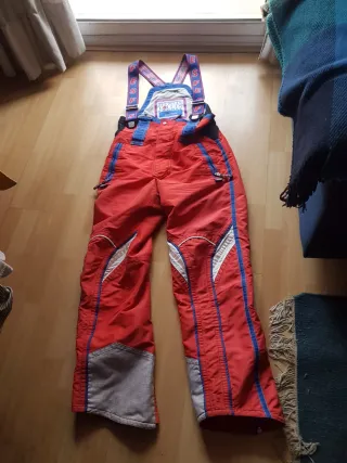 Pantalón de esquí rojo y azul