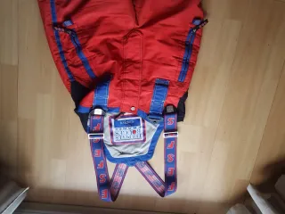 Pantalón de esquí rojo y azul