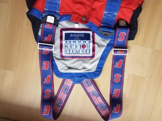 Pantalón de esquí rojo y azul