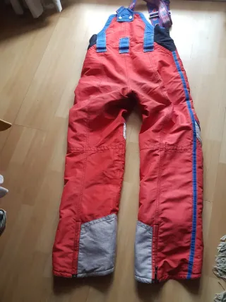Pantalón de esquí rojo y azul
