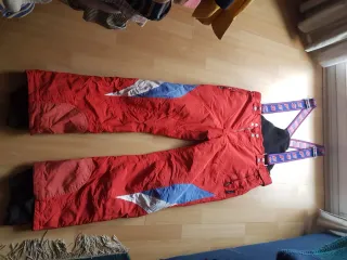 Pantalón de esquí rojo y azul