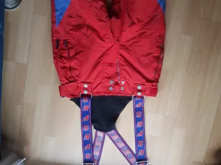 Pantalón de esquí rojo y azul