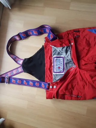 Pantalón de esquí rojo y azul