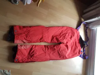 Pantalón de esquí rojo y azul