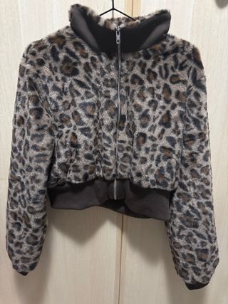 Chaqueta corta efecto pelo leopardo