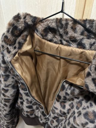 Chaqueta corta efecto pelo leopardo