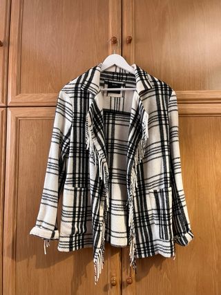 Abrigo estilo americana cuadros con flecos