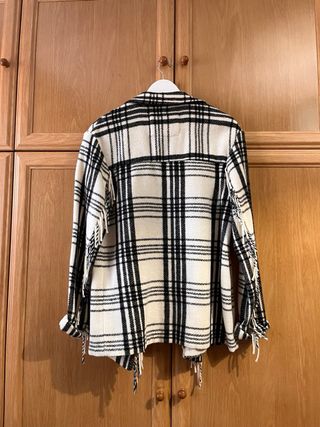 Abrigo estilo americana cuadros con flecos