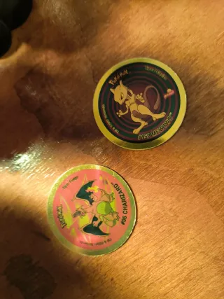 Charizard y Mewtwo Pokémon Monedas
