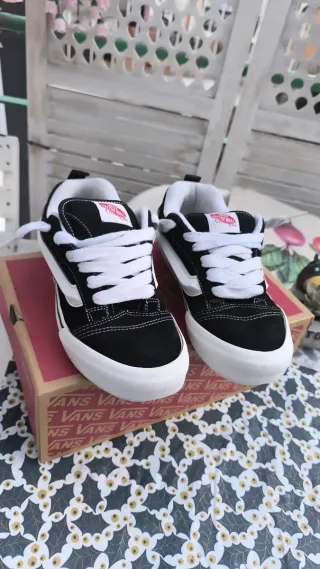 Zapatillas Vans Negras y Blancas