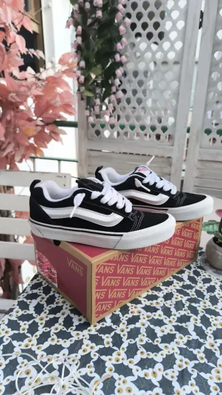 Zapatillas Vans Negras y Blancas