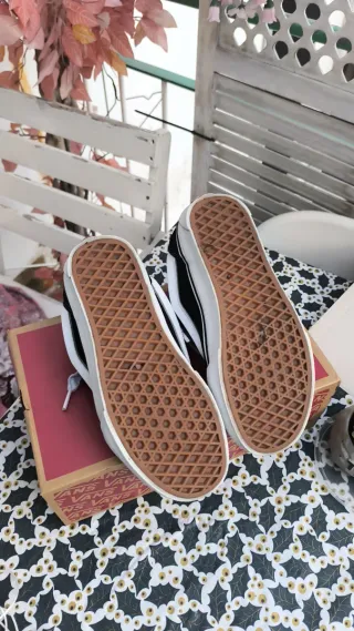 Zapatillas Vans Negras y Blancas