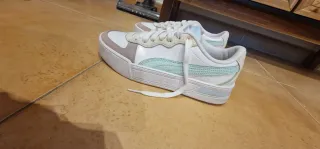 Zapatillas Puma Mujer Blancas y Pasteles