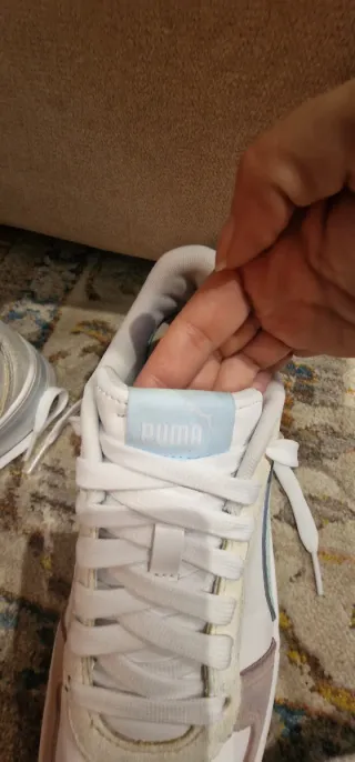 Zapatillas Puma Mujer Blancas y Pasteles
