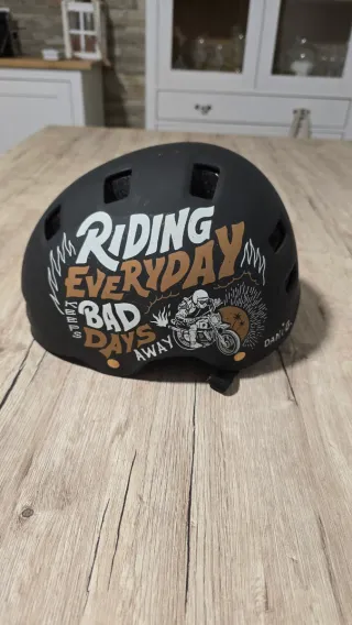 Casco de moto con diseño Riding Everyday