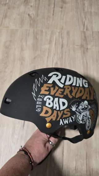 Casco de moto con diseño Riding Everyday