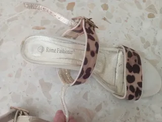 Sandalias de tacón con estampado de leopardo