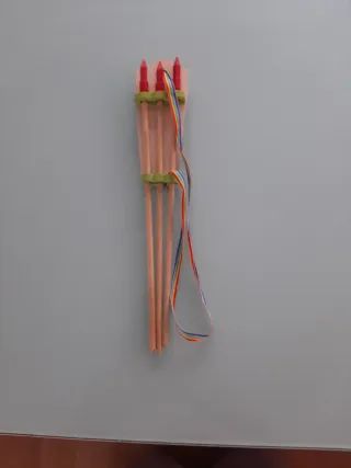 Arco in legno con frecce rosse in silicone