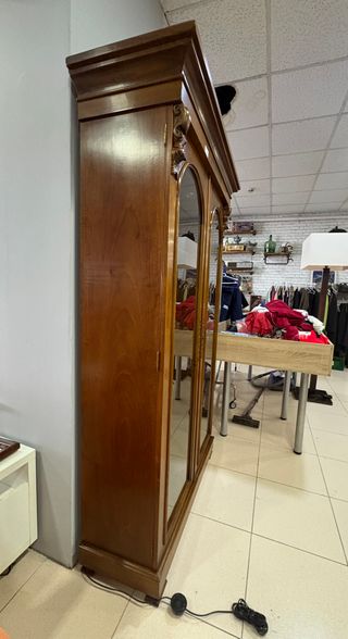 VITRINA DE MADERA CON PUERTAS DE CRISTAL