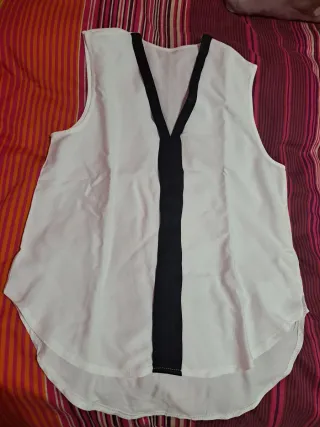 Camisa blanca sin mangas con detalle negro