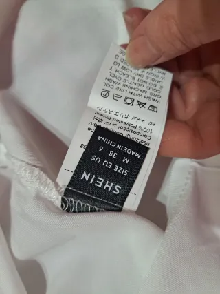 Camisa blanca sin mangas con detalle negro