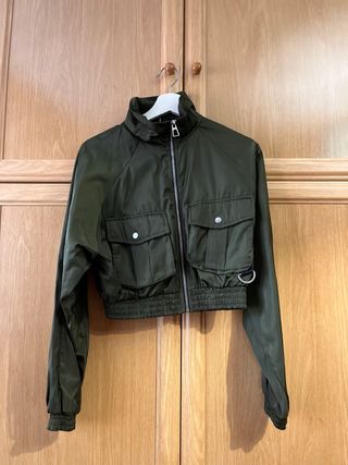Chaqueta cropped verde militar