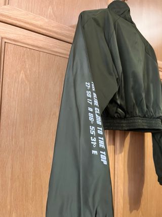 Chaqueta cropped verde militar