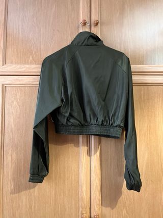 Chaqueta cropped verde militar