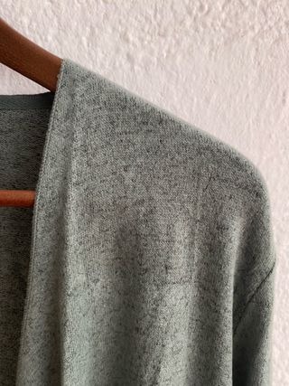 Chaqueta cárdigan verde asimétrica