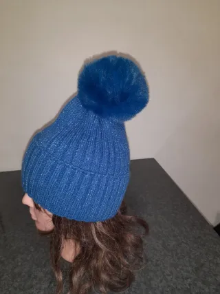Cappello invernale blu con pon pon