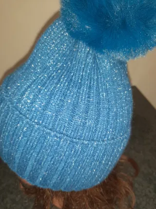 Cappello invernale blu con pon pon
